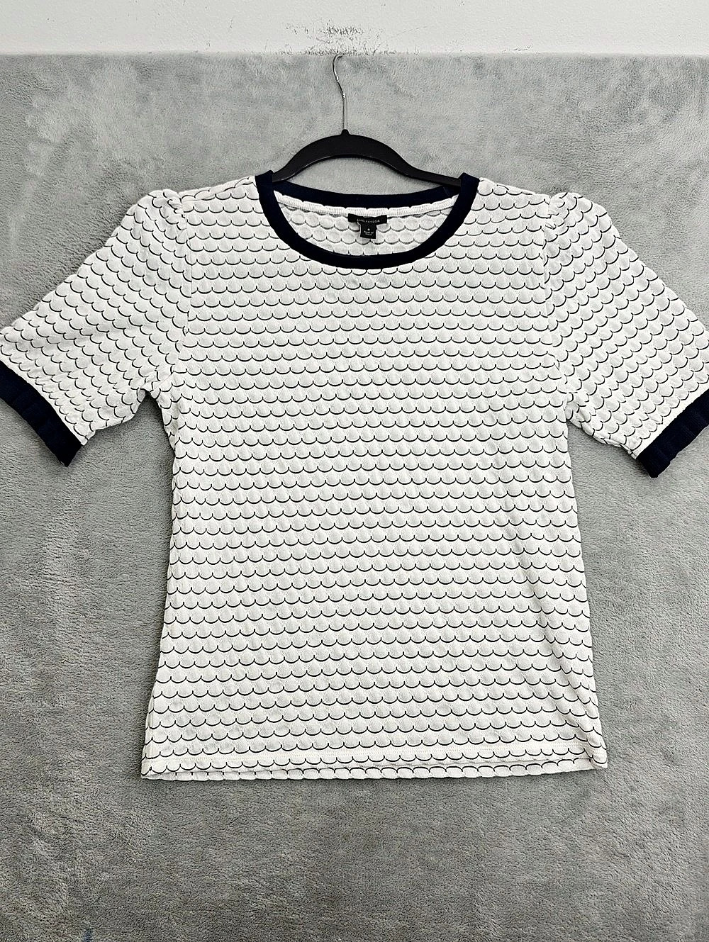 Ann Taylor Scallop Pattern Short Sleeve Top in White & Blue Size Medium